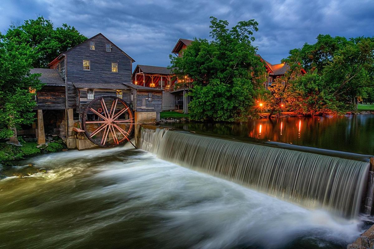 Always Kiss Me Goodnight- Hot Tub, You Get 1089 Of Free Area Attraction Tickets For Each Paid Day! Pigeon Forge Eksteriør billede