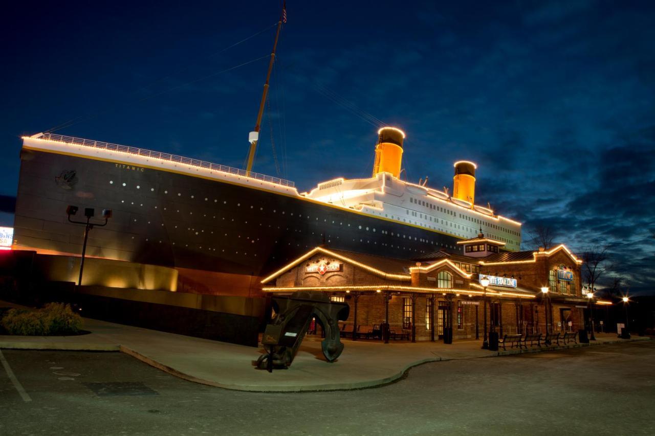 Always Kiss Me Goodnight- Hot Tub, You Get 1089 Of Free Area Attraction Tickets For Each Paid Day! Pigeon Forge Eksteriør billede