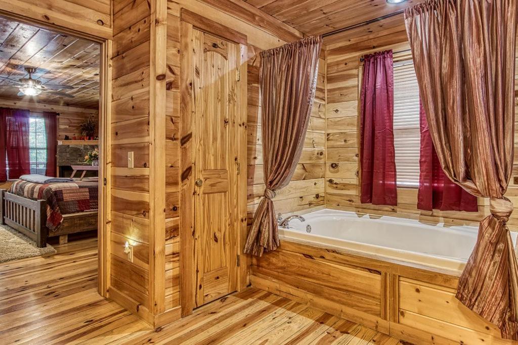 Always Kiss Me Goodnight- Hot Tub, You Get 1089 Of Free Area Attraction Tickets For Each Paid Day! Pigeon Forge Eksteriør billede