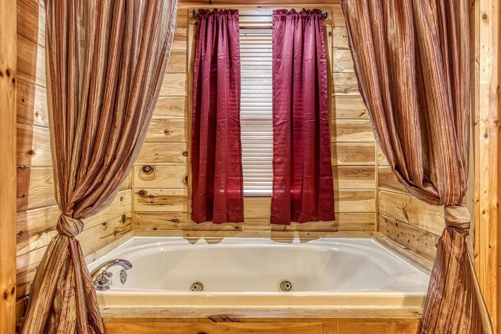Always Kiss Me Goodnight- Hot Tub, You Get 1089 Of Free Area Attraction Tickets For Each Paid Day! Pigeon Forge Eksteriør billede