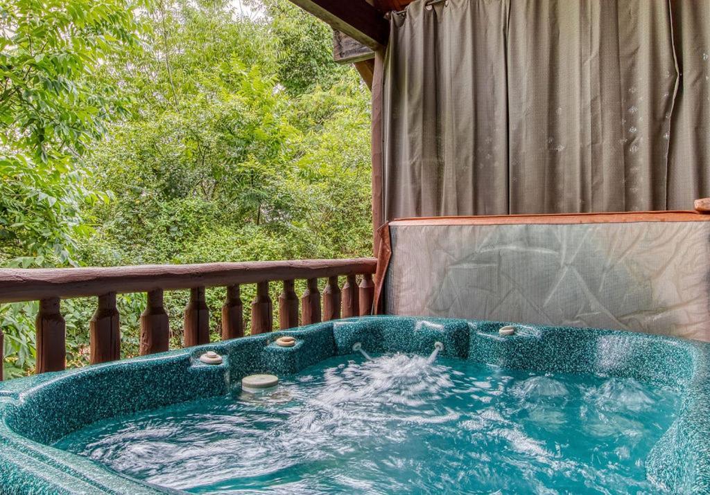 Always Kiss Me Goodnight- Hot Tub, You Get 1089 Of Free Area Attraction Tickets For Each Paid Day! Pigeon Forge Eksteriør billede