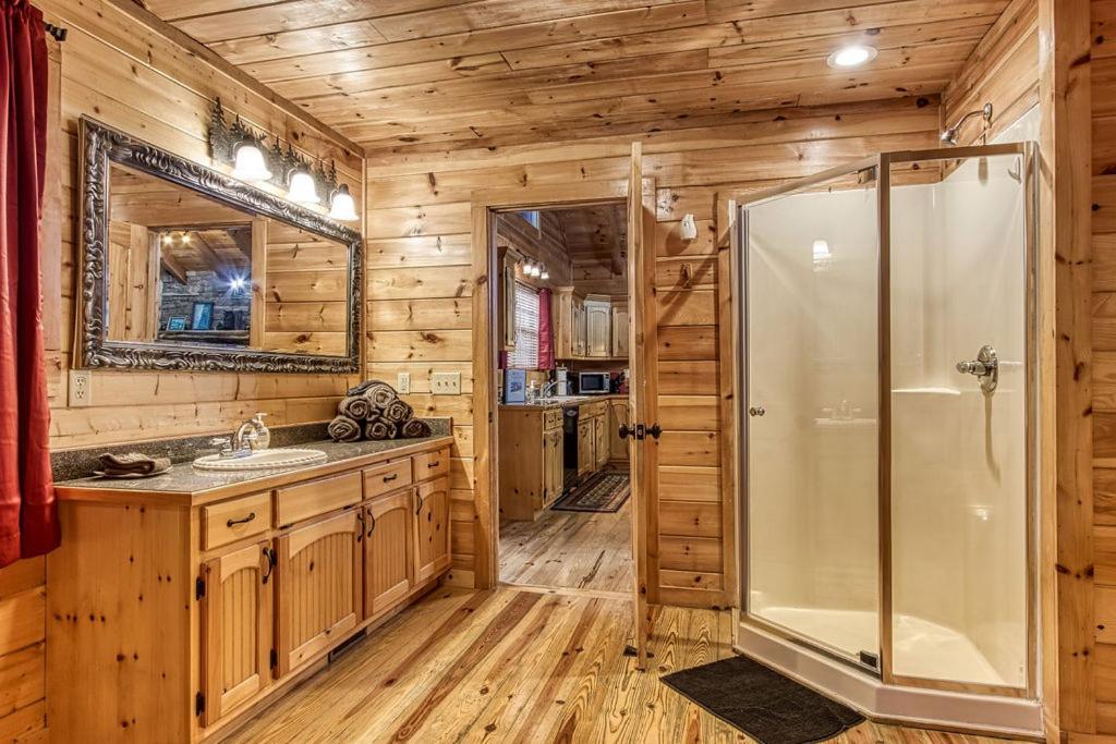 Always Kiss Me Goodnight- Hot Tub, You Get 1089 Of Free Area Attraction Tickets For Each Paid Day! Pigeon Forge Eksteriør billede