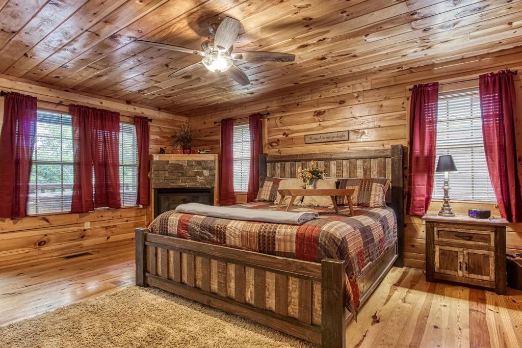 Always Kiss Me Goodnight- Hot Tub, You Get 1089 Of Free Area Attraction Tickets For Each Paid Day! Pigeon Forge Eksteriør billede